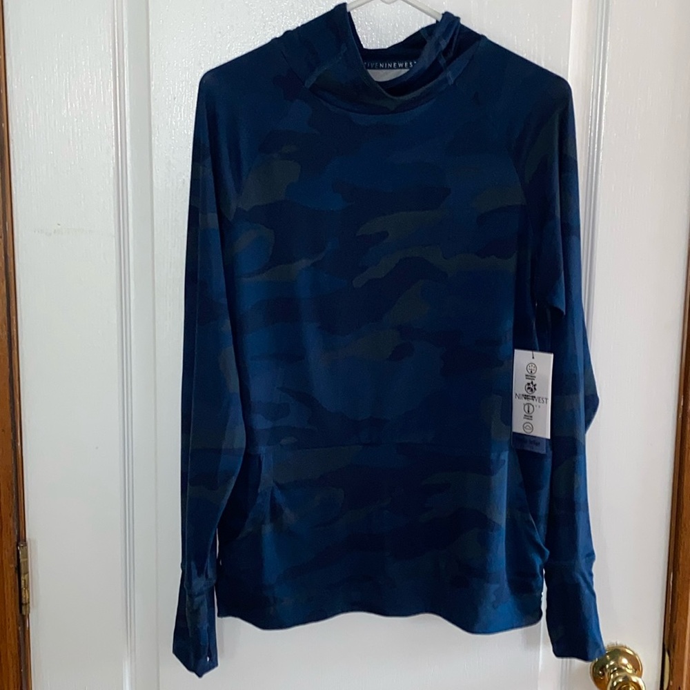 Nine West activewear blue camouflage pullover medium, soft, has stretch, NWT